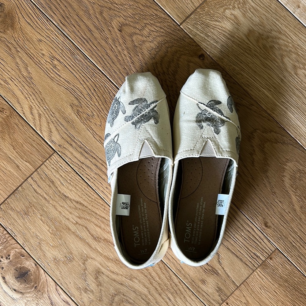 Toms turtle print shoes size 7